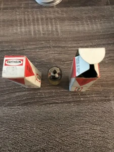 RAYTHEON 6U8A 6KD8 6U8A/6KD8 VACUUM TUBE lot of 2 - Picture 1 of 4