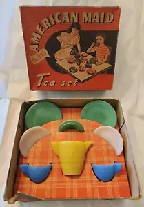 The Little American Maid Tea Set di Akro Agate Co #132 scatola originale e 8 pezzi come nuovi - Foto 1 di 7
