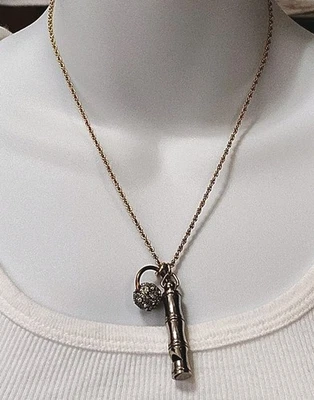 Collar de cadena vintage John Wind 18" tono dorado diamantes de imitación bola y silbato dijes Foto 1 de 4