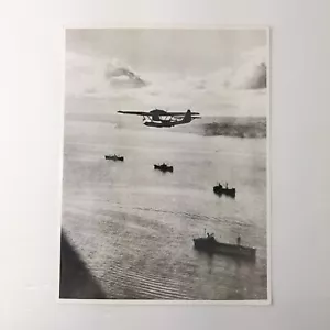 Foto in b/n raffigurante un idrovolante della Regia Aeronautica in ricognizione - Imagen 1 de 1