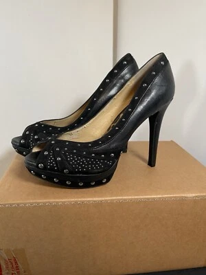 "Tacones altos Gianni Bini para mujer de cuero con tachuelas peep toe 5"" talla 9,5" Foto 1 de 4