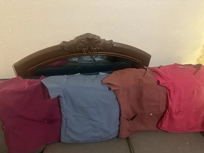 Lote de 4 Camisetas Médicas Pequeñas Fabletics Para Mujer Manga Corta Cuello en V Foto 1 de 4