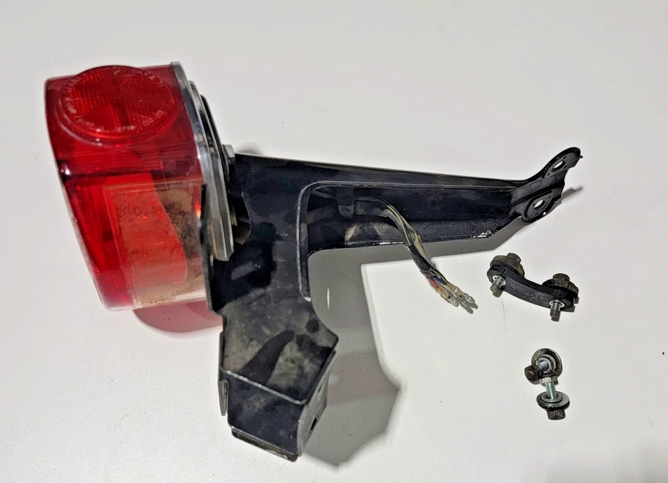 Conjunto de soporte de luz trasera Kawasaki KZ400 KZ400 1974-1978 Foto 1 de 4