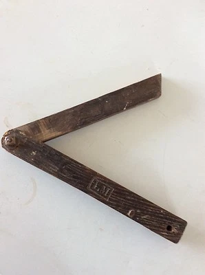 Ancienne fausse équerre en bois - Photo 1/2