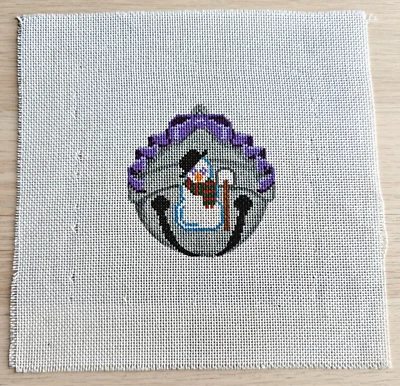 Lienzo de punta de aguja pintado a mano: MUÑECO DE NIEVE CAMPANA PLATEADA cinta púrpura Navidad Foto 1 de 2