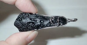 Colgante de piedra tectita negra con cable plateado 15,3 gramos 47x19x18 mm - Imagen 1 de 6