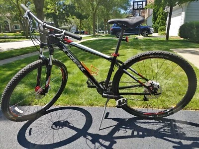 Bicicleta Trek 2015 X-Caliber 6 para hombre 17,5 29 negra/roja víbora (solo montada en senderos) Foto 1 de 4