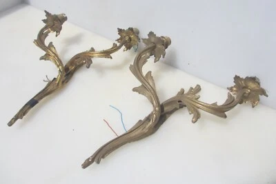 Apliques de luces de pared antiguas de latón fundido hoja dorada rococó antiguo par vintage Foto 1 de 4