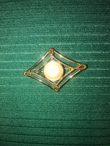Vintage Signed MONET Gold Tone & Faux Pearl Brooch - Imagen 1 de 5