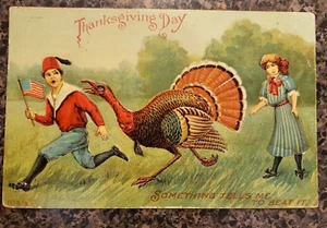 Antigua Tarjeta Postal de Acción de Gracias Pavo Persiguiendo Niño y Niña Bandera Americana - Imagen 1 de 4