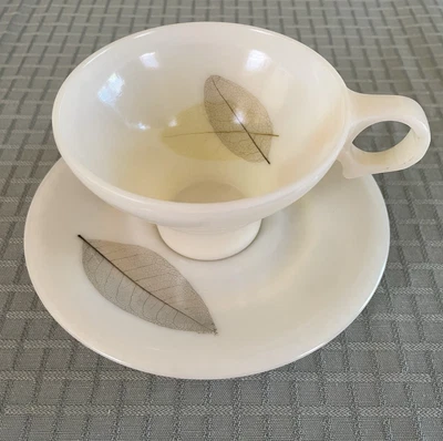 Xícara e pires RUSSEL WRIGHT Melmac FLAIR translúcido — renda Ming — jade — folhas de outono - Imagem 1 de 4