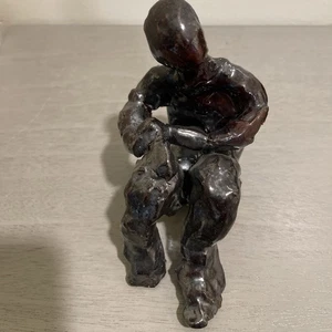 Statua ceramica scultura vintage fatta a mano un uomo è seduto e riposa alta 4" - Foto 1 di 16