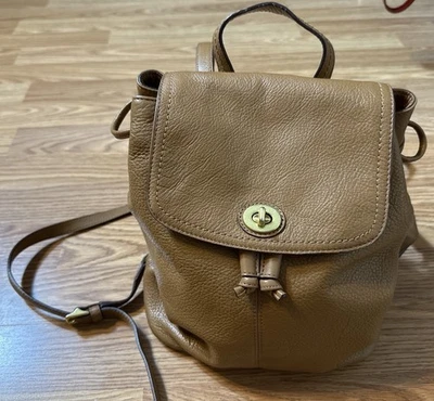 Mochila de día Coach Turnlock de cuero granulado camel mochila compacta con cordón Foto 1 de 4