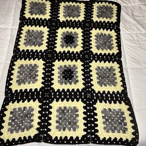 Handgefertigte gehäkelte schwarz gelb Granny Square afghanische Baby- oder Schoßdecke 36 x 27 - Bild 1 von 5
