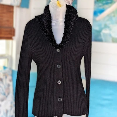 Usado en Excelente Condición Cárdigan Allison Brittney Negro Abotonado con Cuello de Lana Imitación Corderos Pequeño Foto 1 de 4