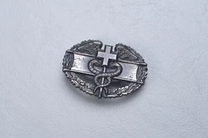 WWII U.S. ARMY COMBAT MEDIC BADGE - PINBACK STERLING - Picture 1 of 7