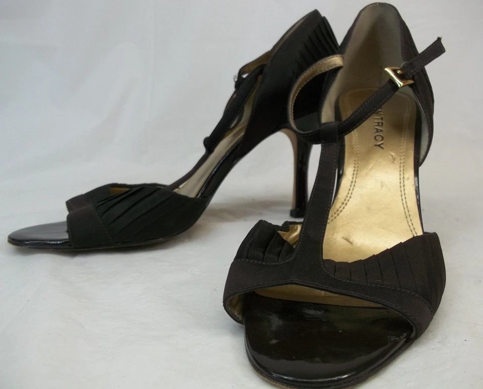 Tacones Ellen Tracy Wos JADA US 7.5 Tela Marrón Suela de Cuero Correa en T Vacaciones Año Nuevo  Foto 1 de 4