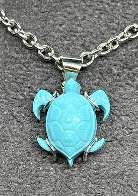 Ciondolo tartaruga in pasta di turchese 18x15mm in argento 925 - Immagine 1 di 4