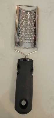 Rallador de mano OXO Good Grips mango de silicona negro suave Foto 1 de 4