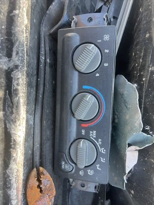 98-05 Chevy S-10 GMC Sonoma Unidad de control de clima A/C Control de calefacción con descongelación Foto 1 de 4