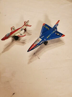 Dos aviones de combate a reacción de la Marina de los Estados Unidos de juguete de hojalata de colección Foto 1 de 4