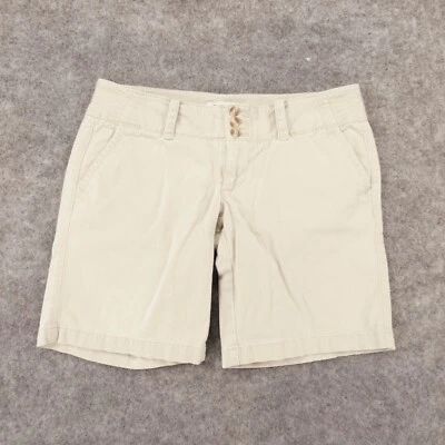 Pantalones cortos American Eagle para mujer 2 elásticos tiro bajo frente plano chinos beige Foto 1 de 4