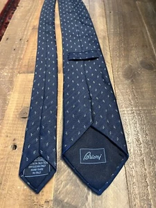 Cravatta Brioni Navy perfetta con fiori spessi e peluche 100% seta 3,4 x 60 - Foto 1 di 7