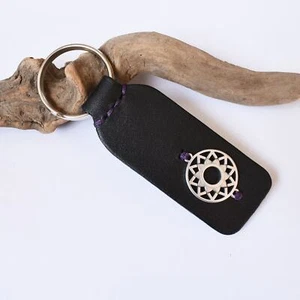 Schlüsselanhänger Kronenchakra graviert Leder Neu Fahrer Geschenk Yoga Lehrer - Bild 1 von 17