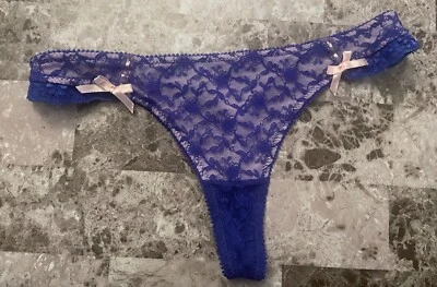 CALCINHA TANGA RARA NOVA SEM ETIQUETAS CHARLOTTE RUSSE GRANDE AZUL LAÇO DE MALHA DE RENDA - Imagem 1 de 4