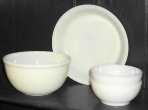 4 piece Vintage Ivory Fire King Chili Bowls, Pie Dish & Mixing Bowl - Picture 1 of 3
