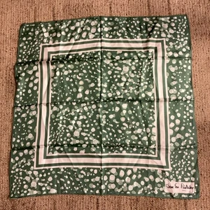 Diane von Furstenberg Seide grün gepunktet 27” x 27” Blasendesign - Bild 1 von 5