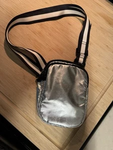 Silber glänzend Metallic Umhängetasche/Geldbörse 2 Metallic Reißverschlusstaschen Streifen Riemen - Bild 1 von 8