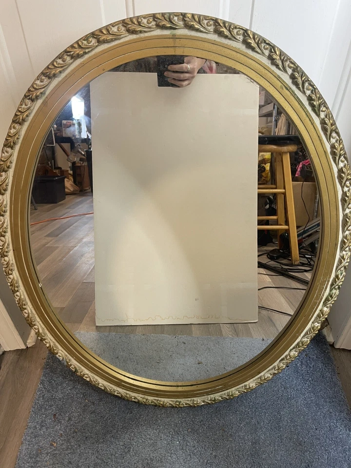 Antiguo botiquín de baño con espejo ovalado antiguo empotrado en la pared dorada ornamentada Foto 1 de 4