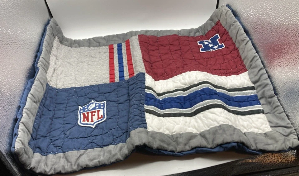 Travesseiro padrão Pottery Barn Kids Teen NFL NFC falso futebol - Imagem 1 de 1