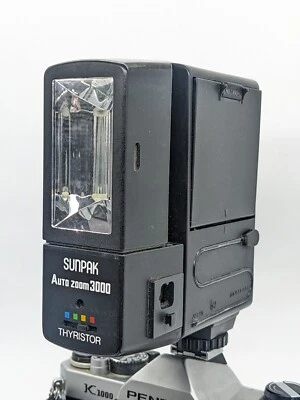 Sunpak Auto Zoom 3000 Thyristor  Flash + Remote Sensor - Image 1 of 4