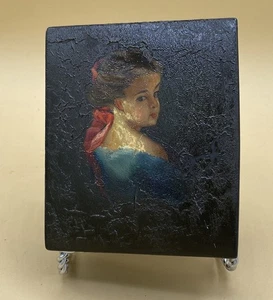 Caja de retrato de dama joven lacada vintage 4 1/4" X 3-3/4” X 2 acabado agrietado superior - Imagen 1 de 4