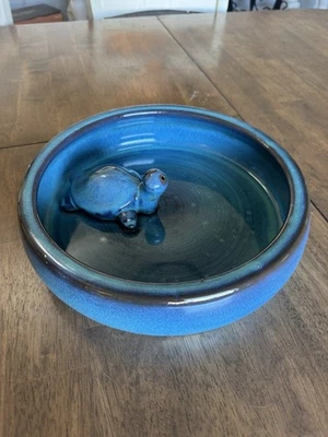 Большая синяя глянцевая керамическая керамическая чаша для ванны с птицей с очаровательной фигуркой черепахи - Изображение 1 из 4