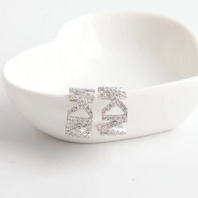 Pendientes tipo argolla pequeños Michael Kors plateados chapados en metales preciosos con logotipo pavé Foto 1 de 4