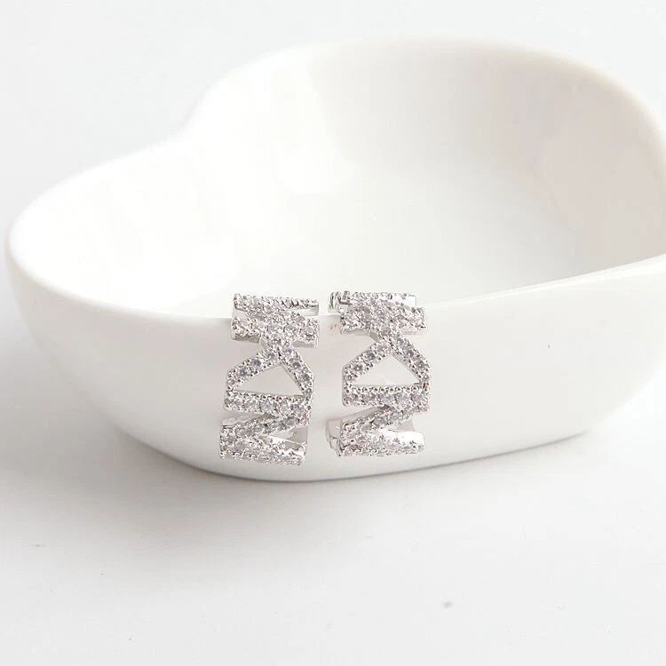 Pendientes tipo argolla pequeños Michael Kors plateados chapados en metales preciosos con logotipo pavé Foto 1 de 4