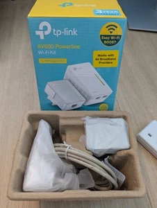 TP-Link 300Mbps Wi-Fi Range Extender, AV600 Powerline Edition Kit... - Photo 1/6