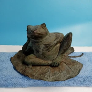 Escultura de rana de bronce de colección en almohadilla de lirio - 8" de largo 3,5 lb estatua de jardín - Imagen 1 de 14
