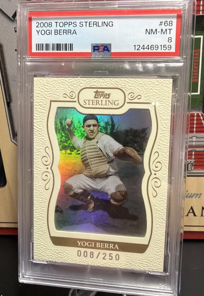 Topps Sterling Holo SP Yogi Berra #68 2008, 8/250 PSA casi nuevo-como nuevo 8 Foto 1 de 2