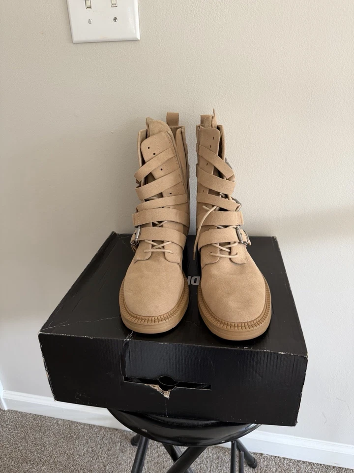 BOTAS DE TIRAS DE CAMURÇA DKNY ITA BIQUEIRA REDONDA FEMININA PLATAFORMA ACOLCHOADA COR BEGE TAMANHO 11M. - Imagem 1 de 4