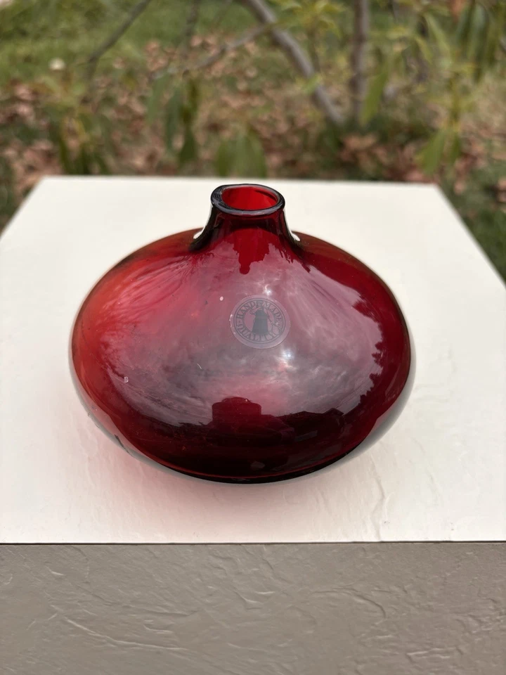 Jarrón de vidrio rojo rubí arándano IKEA Salong marca Johanna Jelinek MAI Foto 1 de 4