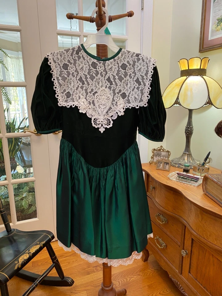 Vestido vintage de terciopelo y satén para niñas  Foto 1 de 4