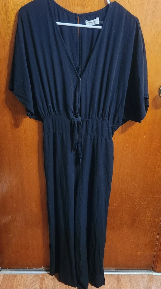 Mono mediano para mujer color mostaza cuello en V manga aleteada pierna ancha NEGRO Foto 1 de 4