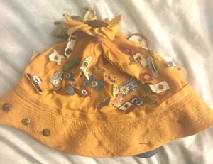Cappello Lions Club International Convention 1966 con 64+ spille #200 - Foto 1 di 9