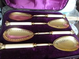 Feines und seltenes Set mit vier korinthischen Säulengriff Servierlöffeln um 1860 - Bild 1 von 6