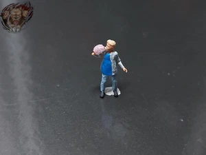 1/87 Kind Junge isst Zuckerwatte Kirmes Zirkus Festival Figur Diorama H0 HO - Bild 1 von 4