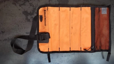 Bolsa de tornillo de hielo Black Diamond Ice Screwup, tiene capacidad para 6 tornillos Foto 1 de 2